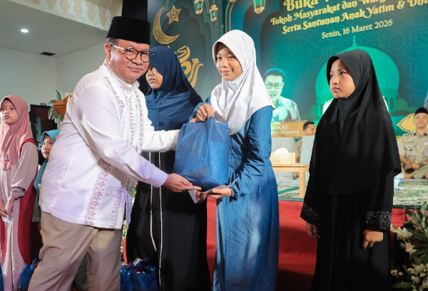 Gubernur DKI Jakarta Pramono Anung saat menyerahkan santunan anak yatim dan mengumumkan transportasi publik seperti MRT, LRT, TransJakarta, dan JakLingko digratiskan selama dua hari pada Idulfitri 1447