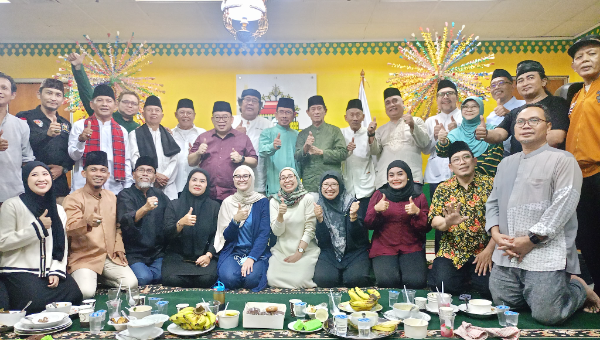 Lembaga Kebudayaan Betawi menggelar buka puasa bersama 100 sanggar seni di Jakarta Selatan sebagai ajang silaturahmi dan konsolidasi pelaku seni Betawi dalam memperkuat identitas budaya menjelang peringatan 500 tahun Kota Jakarta. Selasa, (17/3/2026).