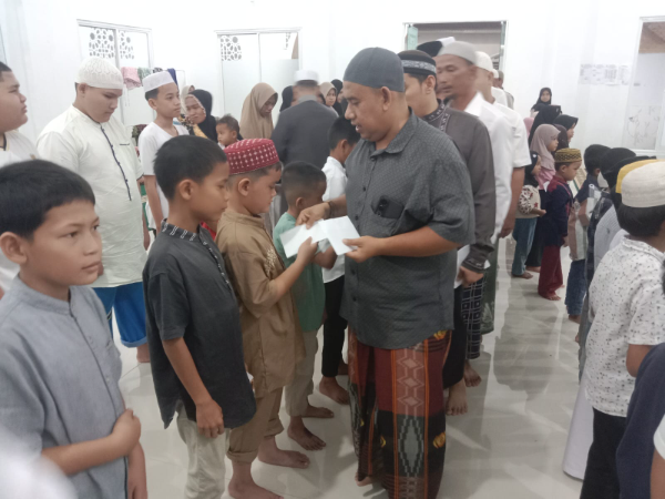 Masjid Haspannida di Padang Lawas menggelar khataman Al-Qur’an dan santunan anak yatim di penghujung Ramadan 1447 H sebagai wujud syiar Islam, kepedulian sosial, dan penguatan kebersamaan masyarakat.
