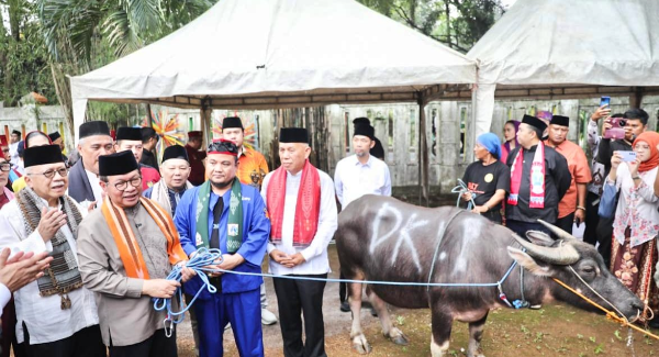 Gubernur DKI Jakarta Pramono Anung dan Fauzi Bowo saat hadir menyaksikan Tradisi Betawi Andil Kebo, Jakarta, 18/3/2026.
