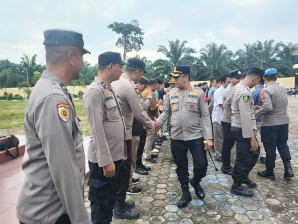 Saat Kepala Kepolisian Resor Padang Lawas (Kapolres Palas) Dodik Yuliyanto menggelar kegiatan Halal Bihalal bersama seluruh personel Polres Palas usai Idulfitri 1447H, di Lapangan Apel Mapolres, Kamis (26/03/2026).