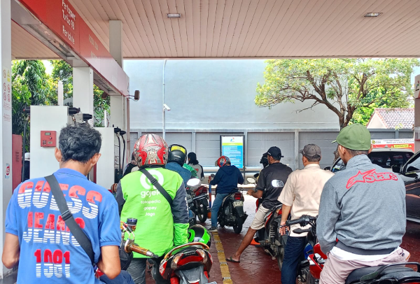Meski pemerintah dan Pertamina memastikan tak ada kenaikan harga pada 1 April 2026, panic buying tak terhindarkan. Antrean panjang kendaraan roda dua dan roda empat hendak mengisi bahan bakar minyak (BBM) subsidi dan non subsidi terjadi di sejumlah SPBU. (Foto.Dok.SP)