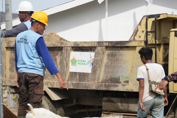 Alat berat dikerahkan PalmCo untuk membersihkan akses jalan dan drainase di wilayah terdampak banjir Tapanuli Selatan.