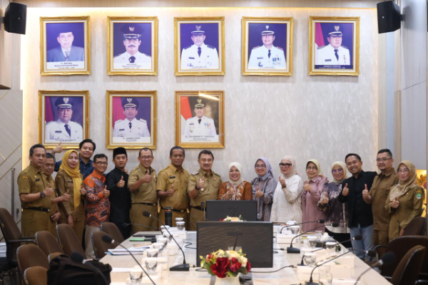Wakil Wali Kota Bekasi Abdul Harris Bobihoe saat menerima kunjungan kerja anggota DPRD Komisi II Provinsi Jawa Barat di Pendopo Wali Kota Bekasi. Senin (06/04/2026).