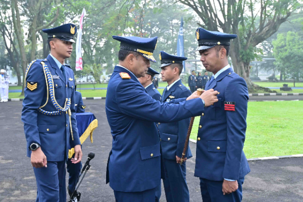 Personel Lanud Husein Sastranegara mengikuti upacara peringatan HUT ke-80 TNI Angkatan Udara di Bandung. Kasau Marsekal TNI M. Tonny Harjono menekankan pentingnya akselerasi kekuatan udara, modernisasi alutsista, serta peningkatan profesionalisme prajurit.