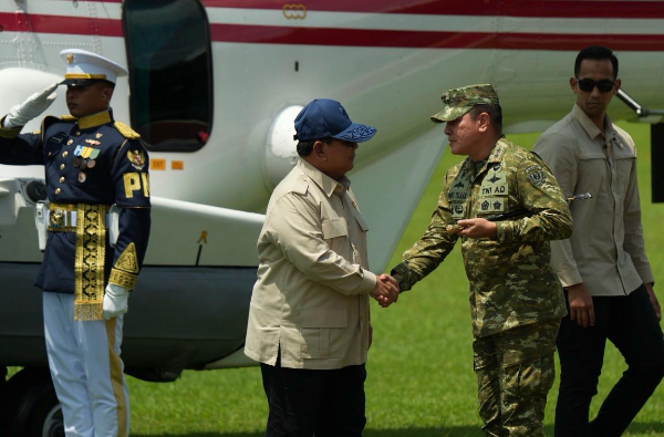 Presiden Prabowo Subianto melakukan kunjungan kerja ke Magelang untuk meninjau industri kendaraan listrik PT VKTR Sakti Industries, disambut Gubernur Akademi Militer Mayjen TNI Rano Maxim Adolf Tilaar.