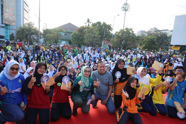 Wali Kota Bekasi, Tri Adhianto didampingi istri, Wiwiek Hargono Tri Adhianto bersama warga saat Car Free Day (CFD) di Jalan Ahmad Yani, Kota Bekasi, hari ini Minggu (12/4/2025)