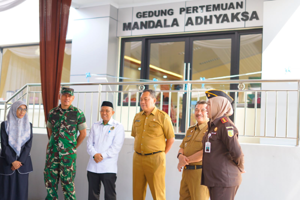Wali Kota Bekasi, Tri Adhianto, saat meresmikan Gedung Serbaguna Mandala Adhyaksa yang berlokasi di RW 14, Kelurahan Kayuringin Jaya, Kecamatan Bekasi Selatan, Senin (13/04/2026).