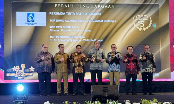 Wali Kota Bekasi, Tri Adhianto dan Direktur Utama, Perumda Tirta Patriot, Ali Imam Faryadi beserta jajaran saat menerima penghargaan di ajang TOP BUMD AWARD 2026
