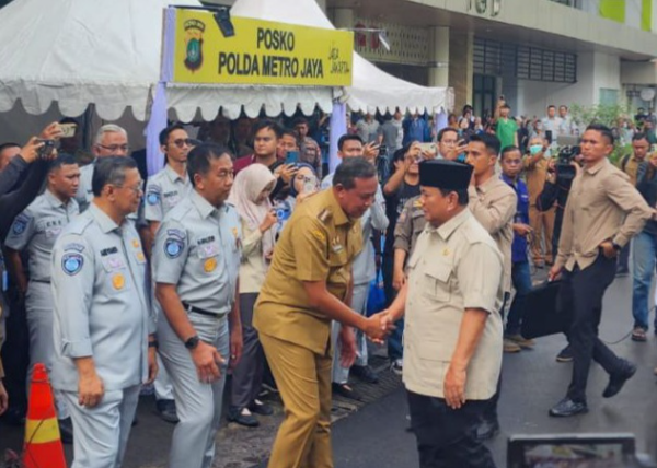 Presiden Prabowo ketika disambut langsung Wali Kota Bekasi, Tri Adhianto, saat menjenguk korban tabrakan kereta stasiun Bekasi Timur di RSUD CAM, Selasa (28/4/2026).
