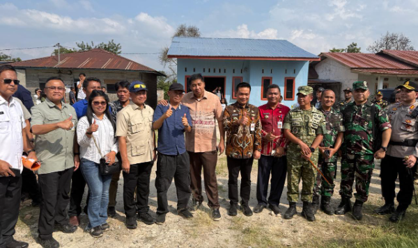 Foto bersama Kasatgas Tito Karnavian, dalam Penyaluran bantuan stimulan perbaikan rumah oleh Satgas PRR untuk mempercepat pemulihan hunian penyintas bencana di wilayah Sumatera.