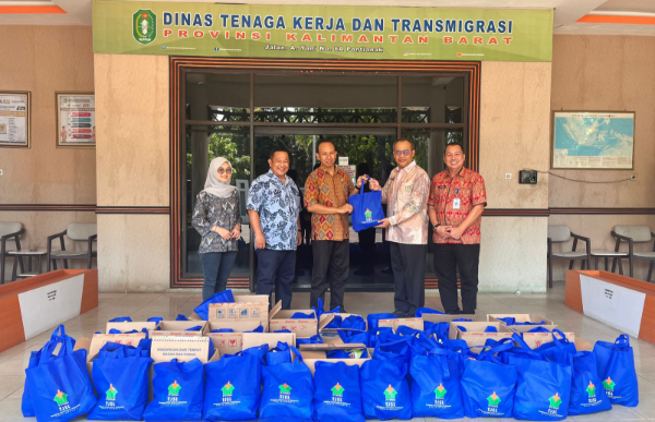 Peringati May Day 2026, Holding Perkebunan Nusantara melalui PTPN IV Regional V Tebar Kepedulian dengan 100 Paket Sembako untuk Buruh di Pontianak.