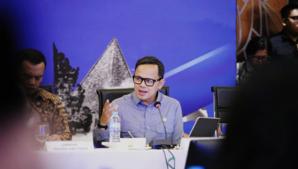 Wakil Menteri Dalam Negeri Bima Arya Sugiarto saat memberikan arahan dalam Rekergub Mitra Praja Utama 2026 di Semarang, menekankan pentingnya ketahanan pangan, transisi energi, dan eksekusi program konkret oleh kepala daerah.