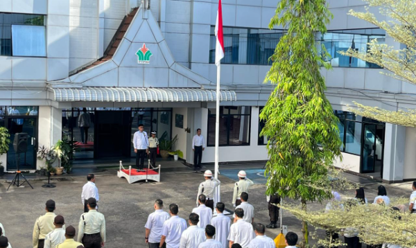 PTPN IV Regional V menggelar Upacara Hari Lahir Pancasila 2026 di Pontianak sebagai wujud komitmen memperkuat nilai persatuan, integritas, dan profesionalisme dalam budaya kerja perusahaan.