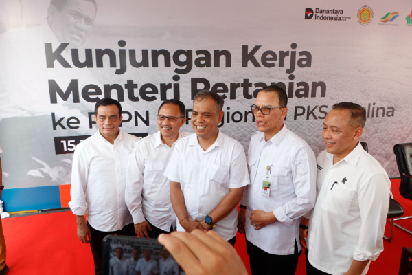 Pelaksana Tugas Direktur Jenderal Perkebunan Kementerian Pertanian RI Heru Tri Widarto bersama Direktur Utama PTPN IV PalmCo Jatmiko K. Santosa saat kunjungan ke Pabrik Kelapa Sawit (PKS) Adolina PTPN IV Regional 2 di Serdang Bedagai, Sumatera Utara, Rabu (15/7/2026). Kunjungan tersebut membahas penguatan produktivitas sawit rakyat dan dukungan terhadap implementasi Mandatori Biodiesel B50.