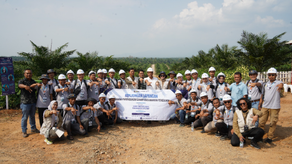 Peserta Praktik Kerja Lapangan (PKL) Dinas Perkebunan Kabupaten Way Kanan mengikuti pelatihan teknik pemetaan digital menggunakan aplikasi Avenza Maps di Afdeling I Kebun Rejosari, PTPN IV Regional VII. Kegiatan ini menjadi bagian dari kolaborasi penguatan kompetensi aparatur perkebunan melalui pemanfaatan teknologi berbasis GPS.
