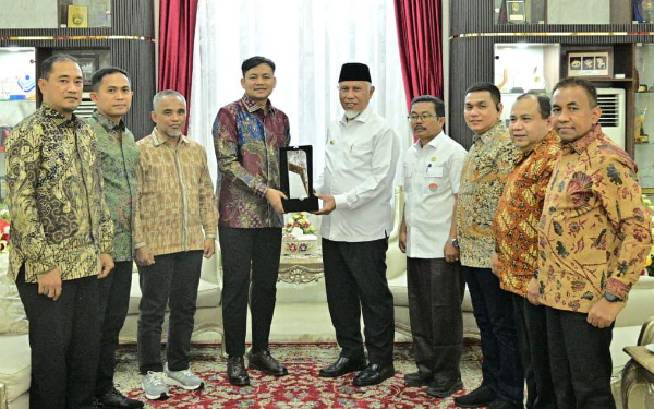 Direktur Hubungan Kelembagaan PTPN IV PalmCo, Arya Sandhiyudha, bersama Gubernur Sumatera Barat Mahyeldi Ansharullah saat audiensi di Padang untuk memperkuat sinergi kelembagaan, mendukung operasional perkebunan yang berkelanjutan, dan mendorong pertumbuhan ekonomi daerah.