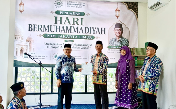 Dokumentasi penyerahan SK Sertifikat Nazhir Perwakilan, kepada PCM Cipayung bersama Pimpinan Cabang Aisyiyah (PCA) Cipayung.