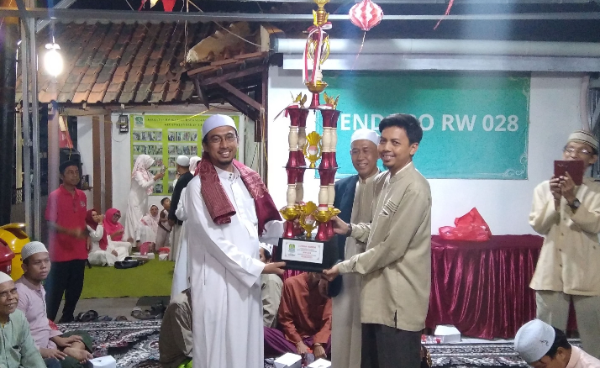 Penyerahan piala juara umum lomba RT keren kepada RT 04 RW 028 Harapan Jaya dalam peringatan HUT Kemerdekaan RI Ke 81 di RW 028 Harapan Jaya, Sabtu malam (22/8/2026).
