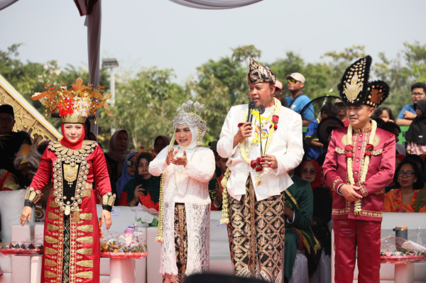 Wali Kota Bekasi Tri Adhianto dan Wakil Wali Kota Bekasi, Abdul Haris Bobihoe, dalam Pesona Nusantara Bekasi Keren (PNBK) Jilid III di CFD Jalan Ahmad Yani, Minggu (30/8/2026).