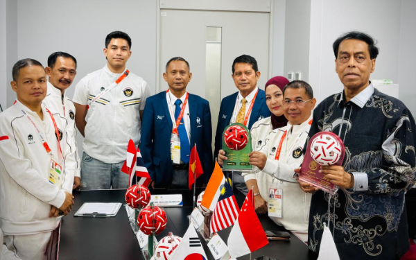 Sekjen International Sepaktakraw Federation (ISTAF), Datuk Abdul Halim Bin Kader, memimpin rapat perdana persiapan Kejuaraan Dunia Sepak Takraw 2027 di Jakarta, Kamis (22/10/2026). Rapat bersama jajaran pengurus pusat PSTI menjadi langkah awal koordinasi menuju kejuaraan yang dijadwalkan berlangsung pada 24 Mei–5 Juni 2027.