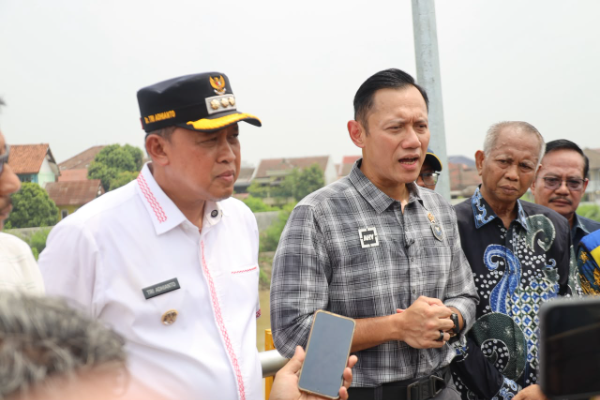 Wali Kota Bekasi, Tri Adhianto, saat mendampingi Menko AHY meninjau lokasi pembangunan  Playover Bulak Kapal, Bekasi Timur, Jumat (30/10/2026).