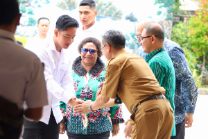 Wamendagri Ribka Dampingi Wapres Gibran Tinjau Program Makan Bergizi Gratis di Surabaya