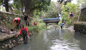 Sukseskan 100 hari Kerja Wali Kota Bekasi, Tim URC Pematusan DBMSA Gercep Bersihkan Kali