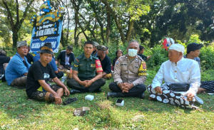 Bhabinkamtibmas Dayan Pekan Polsek Ampenan Sambang Duka Ke Warga Yang Meninggal Dunia