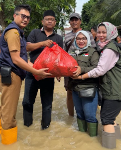 Mantap !!! Istri Wali Kota Bekasi Tak Mau Kalah ikut Gercep Salurkan Bantuan Untuk Korban Banjir