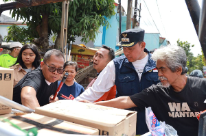 Wali Kota Bekasi Monitoring K3 Sambil Bagikan Alat Kebersihan di Kelurahan Jatirasa