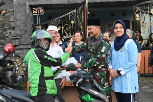 Indahnya Toleransi, Lanud Husein Sastranegara Dan Umat Hindu Bagikan Takjil