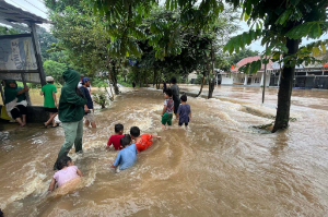 Waspada !!! Jakarta Dikepung Banjir, Sungai Pesanggrahan Meluap Rendam Pemukiman Warga