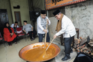 Pramono Anung Ikut Ngaduk Dodol Betawi di Jagakarsa, Dorong Kuliner Tradisional Naik Kelas dan Go Nasional