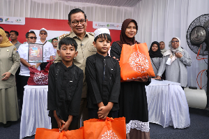 Diserbu Warga, Gubernur Pramono Anung Tinjau Bazar Ramadan Balai Kota Jakarta yang Sediakan 3.000 Paket Sembako Murah