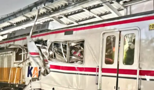 Detik-Detik Maut di Bekasi Timur: KRL Ditabrak Kereta Jarak Jauh, 4 Penumpang Tewas