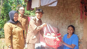 Camat Cirinten Tinjau Rumah Tidak Layak Huni Milik Ibu Arpi, Siapkan Usulan Bantuan Perbaikan