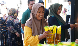 Minyak Goreng PTPN Ludes Diserbu Warga di Kota Tua Surabaya, 600 Kemasan Habis dalam Satu Jam