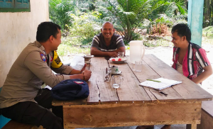 Bhabinkamtibmas Polsek Sosa Intensif Sambangi Warga Desa Aliaga, Perkuat Kamtibmas dan Antisipasi Gangguan Keamanan
