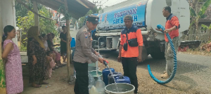 Polsek Cirinten Salurkan 5.000 Liter Air Bersih untuk Warga Kampung Dungkuk Lebak