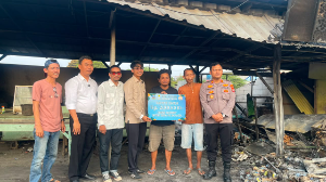 HIPMI Kabupaten Serang Salurkan Bantuan untuk UMKM Korban Kebakaran di Anyer