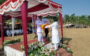 Detik-Detik Proklamasi HUT RI ke-81 di Bojongmanik, Camat H. Udin Muhidin Pimpin Upacara Khidmat