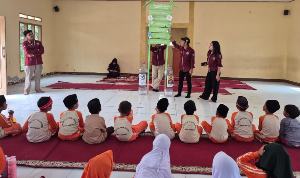 KKM Kelompok 2 Uniba Edukasi Siswa SD Dalung tentang Pemilahan dan Masa Urai Sampah