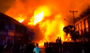 BREAKING NEWS: Kebakaran Hebat Hanguskan Deretan Ruko di Pasar Sungai Duri Bengkayang, Puluhan Damkar Dikerahkan