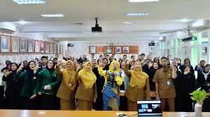 Dosen UHAMKA Nurlina Rahman Latih Public Speaking Siswa SMKN 8 Jakarta, Bangun Percaya Diri dan Personal Branding