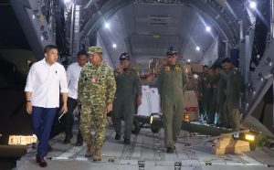 Komandan Lanud Halim Dampingi Seskab Tinjau Pengiriman 31 Ton Bantuan Bencana ke NTT