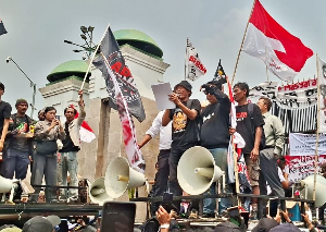 Massa Aliansi Masyarakat Pati Bersatu membubarkan diri secara tertib setelah menyampaikan hasil audiensi dengan pimpinan DPR RI terkait target penyelesaian RUU Perampasan Aset.