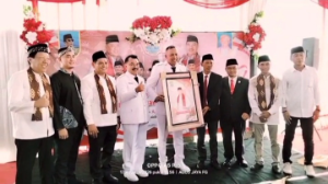 Tabur Bunga Sasak Kapuk, Wali Kota Bekasi Dapat Hadiah Spesial Poto Tri Adhianto Bersama KH. Noer Alie