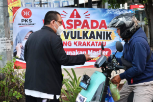 Abu Vulkanik Anak Krakatau Capai Jakarta, PKS Jakarta Barat Bagikan 1.000 Masker Gratis