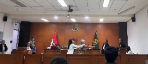 Ibu Korban Histeris Peluk Foto Anak di Sidang Kasus Pembunuhan Alfin di PN Jaktim
